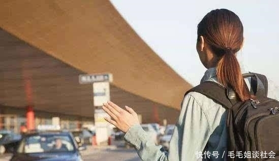  深夜|女子深夜打滴滴回家，司机回头看她二十几次，司机：我能不看吗？