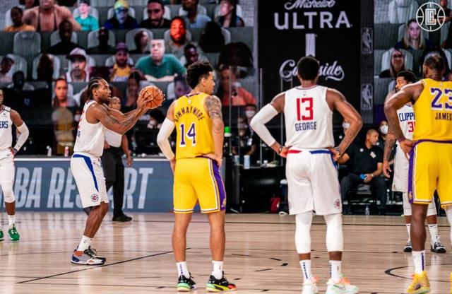  图集|科怀大战勒布朗！快船官推晒两队上半场比赛现场图集