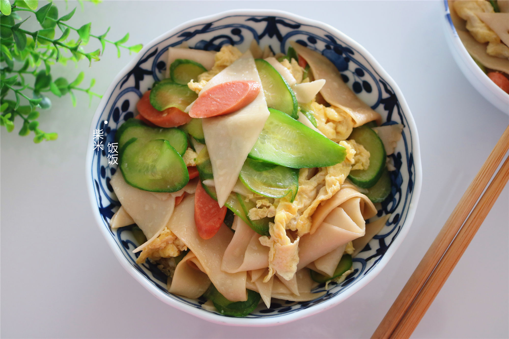  鸡蛋|娘俩的懒人午餐，饭菜一锅出，每人一碗，网友：真省事