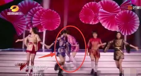  扇子|浪姐三公表演舞台，金莎扇子两次掉落，下台后崩溃大哭