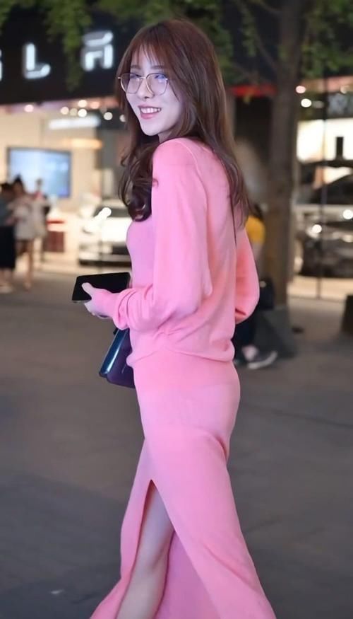 保准|牛仔裤早就凉了,现在街头贼火“人字裙”,穿上保准男生很喜欢!