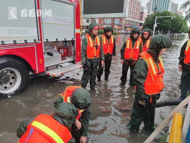 市消防救援|6岁女儿偶遇抗洪的消防员爸爸 错身之间敬了个礼