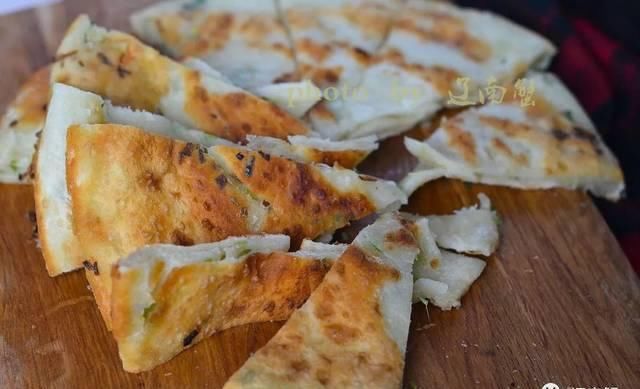  饼子上面|想做出层次分明的葱油饼，这个东西还真不能少！