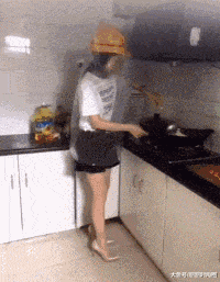 GIF|搞笑GIF:就一招神龙摆尾了!