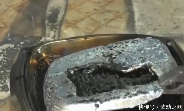 惊奇不已|男子好奇把铝水倒在方便面上,出现的结果让人惊奇不已