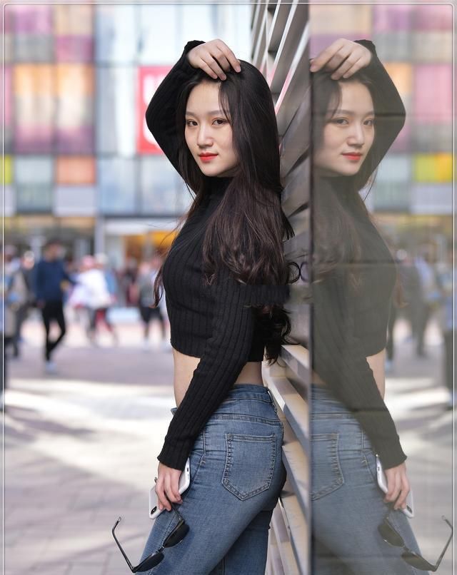 外露|黑色高领针织衫搭配牛仔长靴，霸气外露，御姐气质十足