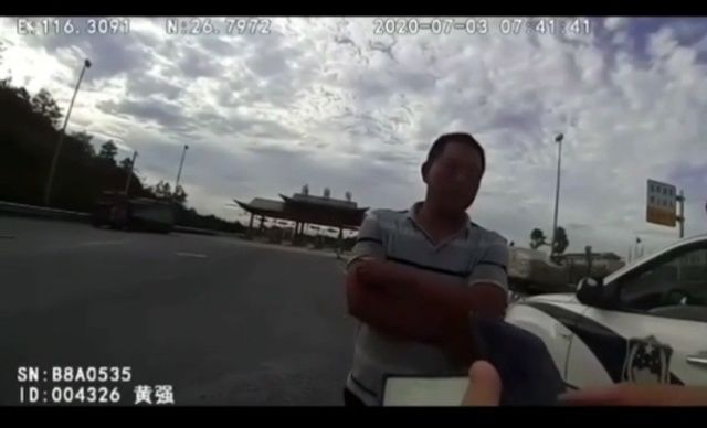  涉证|使用假证被当面拆穿 场面一度十分_____｜涉牌涉证整治