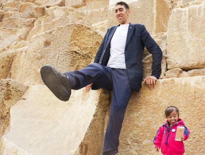 姚明|姚明站他旁边变1米7?世界第一巨人太高了,站着就能扣篮!