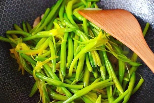  助于|女性30不想成“黄脸婆”，此菜要多吃，皮肤像冻龄，细腻又水灵