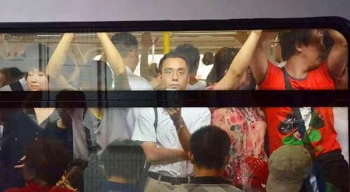 尊老爱幼|现在年轻人坐公交，为啥宁愿站着也不坐？没人扛得住“道德绑架”