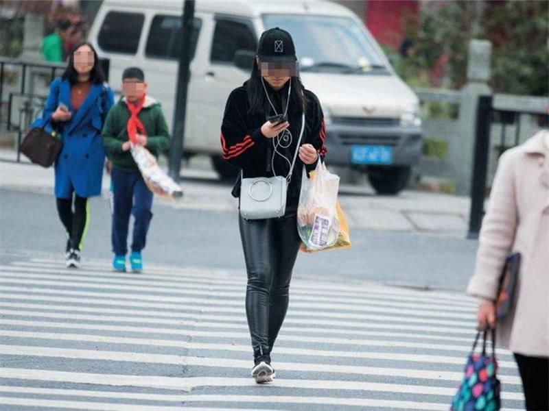 护身符|行人闯红灯被撞,车主却要赔钱?网友:礼让行人不是“护身符”!