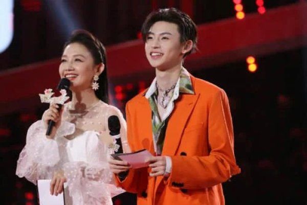  修音|李小萌唱错词，凌潇肃修音，张月摔倒，《跨界歌王》为何状况百出？