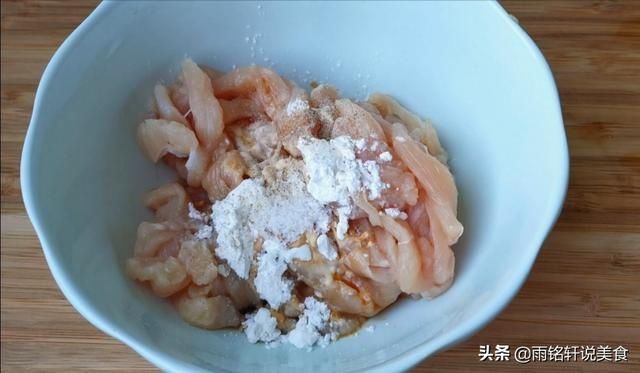 便宜|百吃不厌的鸡胸肉做法，不炸不煎，便宜又营养，酸辣过瘾太下饭了