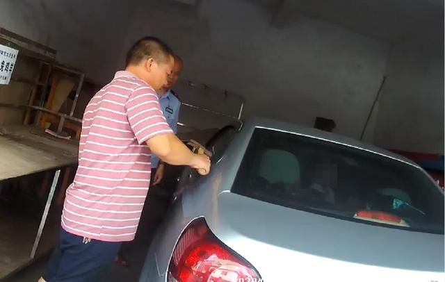  联手|曲江1岁幼童被困车内，警民联手决定......