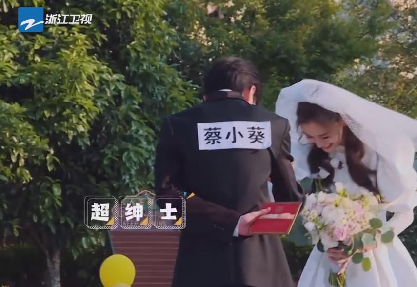  VS|《奔跑吧》郑恺VS蔡徐坤，同样是撩baby裙子，差别咋就这么大？