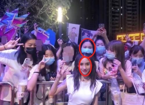  合照|明星的头围有多可怕！Baby和路人合照，头围只有旁边女孩的一半