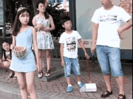 就别|妹子坐电梯就别扭来扭去了,快扶稳小心别摔了