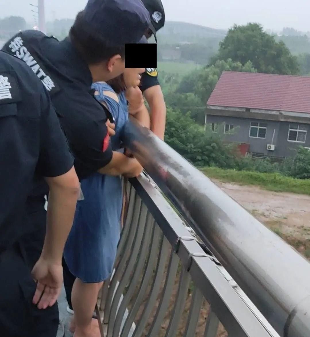 时刻|快讯:澧县1名女子要跳河,危急时刻......