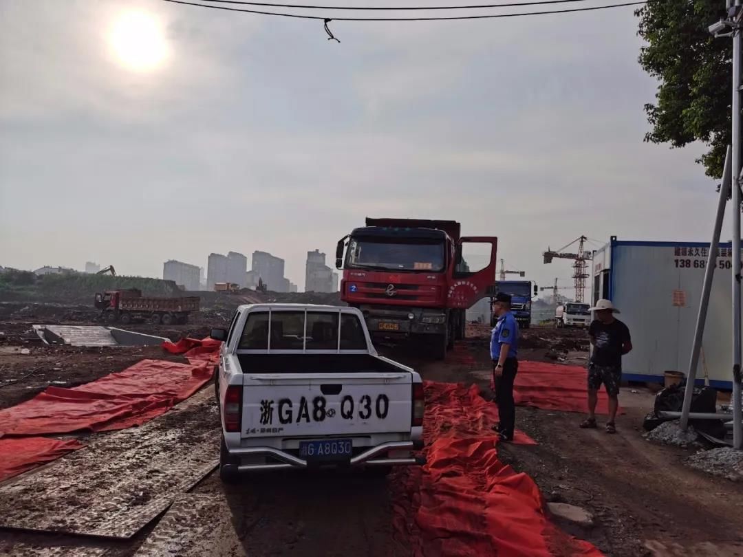  处置建筑垃圾|乱倒建筑垃圾+车辆遗撒，罚款7000元！