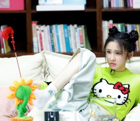 哪吒|张慧雯也太可爱了,穿凯蒂猫针织衫绑哪吒头,27岁呆萌又俏皮
