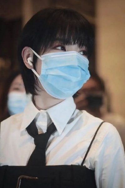  消失|硬糖少女录制现场生图，赵粤小肚腩引热议，网友：腹肌消失了？