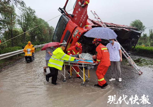 受伤|货车侧翻压住面包车,3人受伤