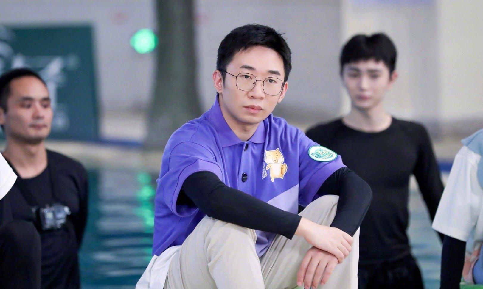  该博主|杨迪节目动作惹争议，被质疑不尊重硬糖少女，你怎么看？