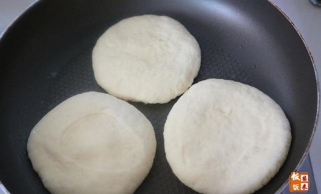 醒发|1碗面粉,2个鸡蛋,不用一滴油,做出香甜松软面包饼,放凉不会硬