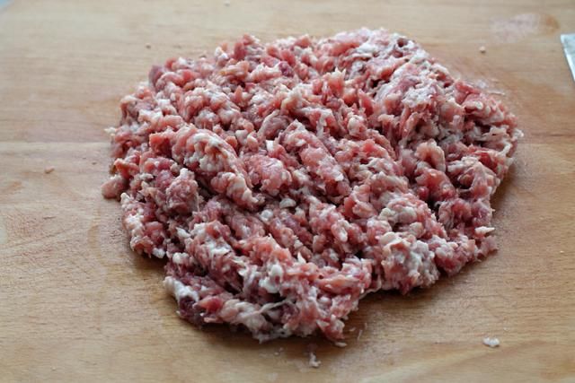  拌成|这菜虽然一股怪味儿，拌成饺子馅却鲜美无比，学会都能开饺子馆了