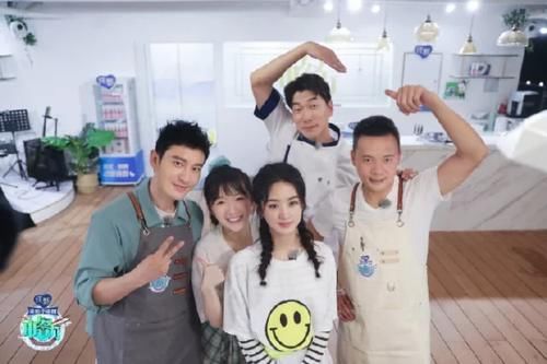  高清|赵丽颖《中餐厅》高清剧照，扎双麻花辫变俏厨娘，当妈后仍似少女