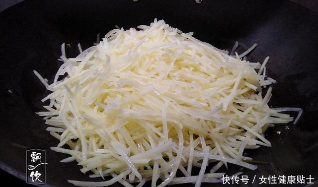 根根|炒土豆丝时,掌握一个小技巧,土豆丝根根分明,清脆爽口,超好吃