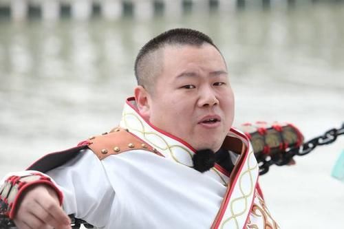  节目|岳云鹏不会英语被队友嘲笑，到底是真的不会，还是为了节目效果？