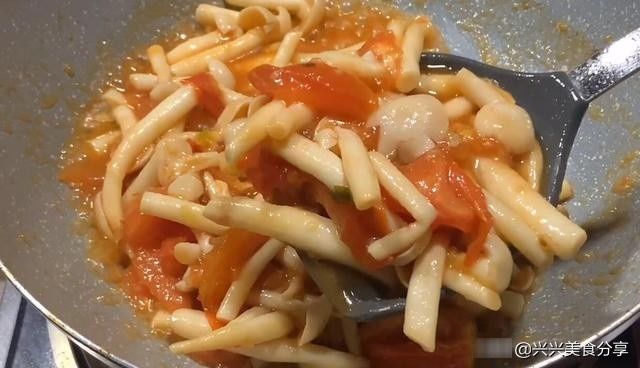 西红柿|1个西红柿,1把白玉菇,简单炒一炒,酸甜可口好吃更营养