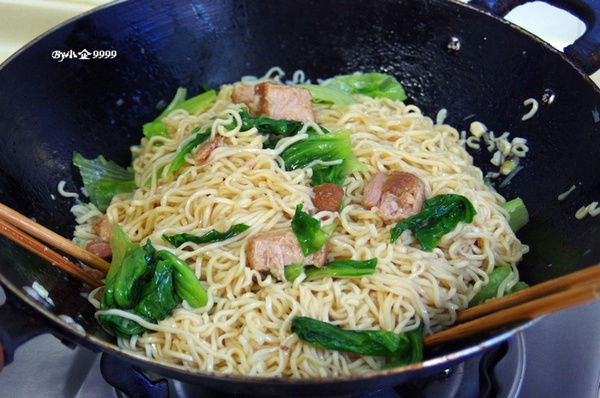  好吃|肉罐头拌面，方便快捷又好吃