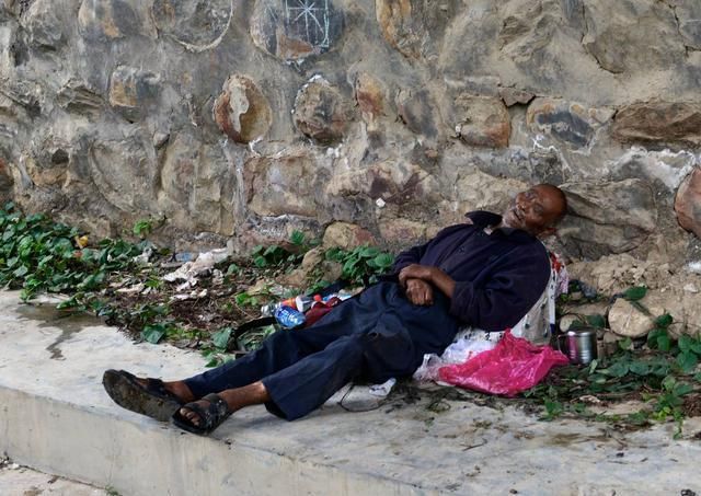  乔保峰|他6岁丧父外出打工，靠拾荒成百万富翁，最后却因偷电被捕入狱