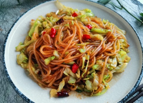 粉条|炒粉条的小妙招,不粘锅,根根爽滑,颜色油亮诱人,只需多做一步