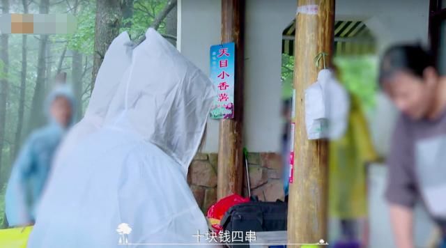  路边摊|THE9许佳琪谢可寅下雨天吃路边摊，价格出乎意料，我没听错吧？