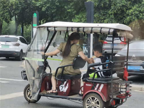 三轮车|熊孩子三轮车上胡闹，妈妈抬手就是揍，网友：颇有我当年风范！