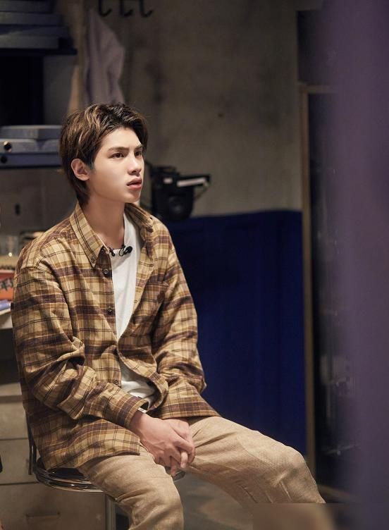  挑战|密逃挑战超长录制，黄明昊频频犯困，努力清醒的样子太辛酸