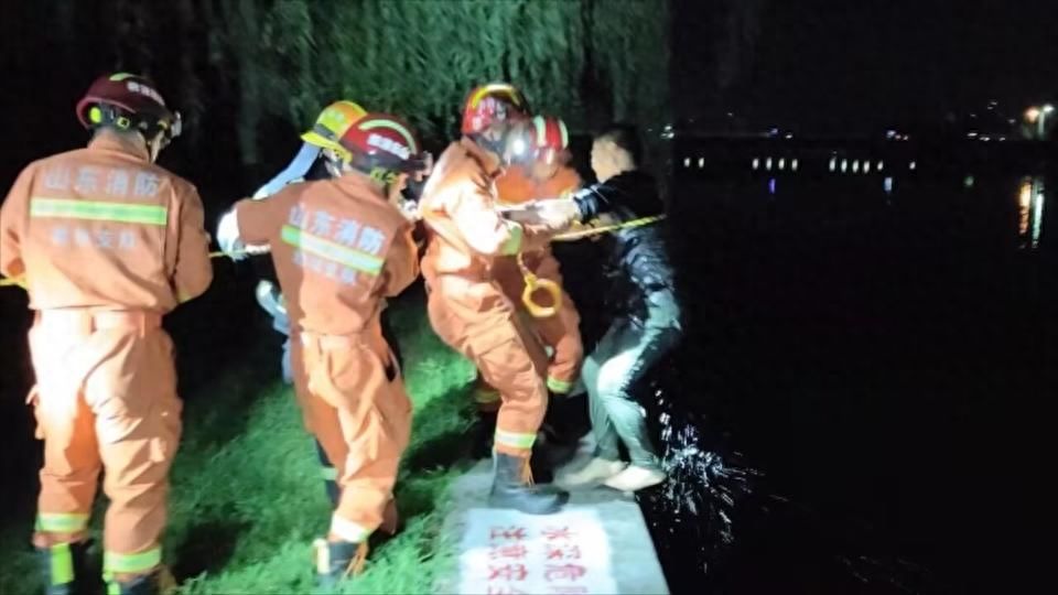 潍坊小伙钓鱼落水，消防员黑夜营救