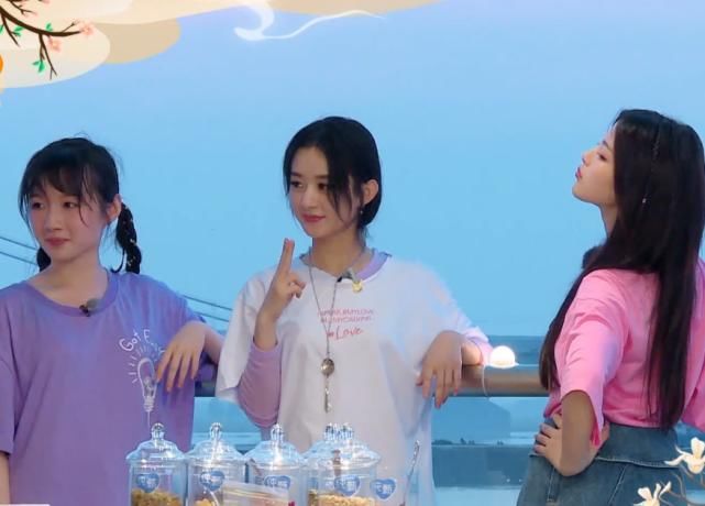 李浩菲|杨超越给李浩菲起外号，当着大家的面喊浩菲，赵丽颖听到笑出声