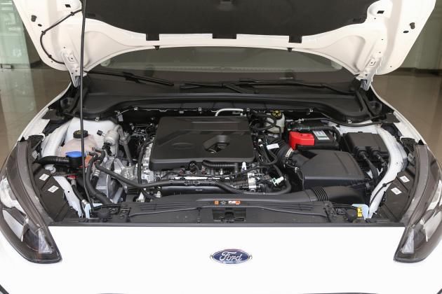 月薪|同级别没对手！月薪8千你会考虑它吗？ 轩逸 vs 福克斯