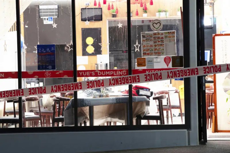 新西兰一持斧男子冲入三家中餐馆无差别砍人，致4人受伤住院
