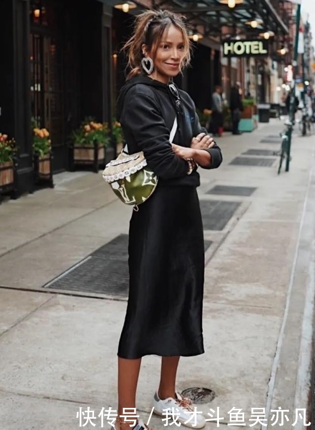 卫衣|卫衣+半裙=早秋最火混搭套路,时髦炸了