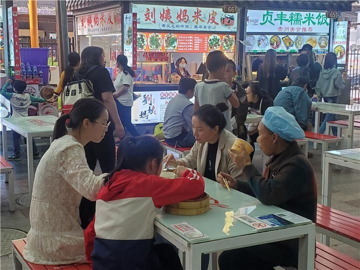 打卡|「2020国庆·打卡贵州」二七路小吃街排长龙!“网红”烤米皮,每天卖千份