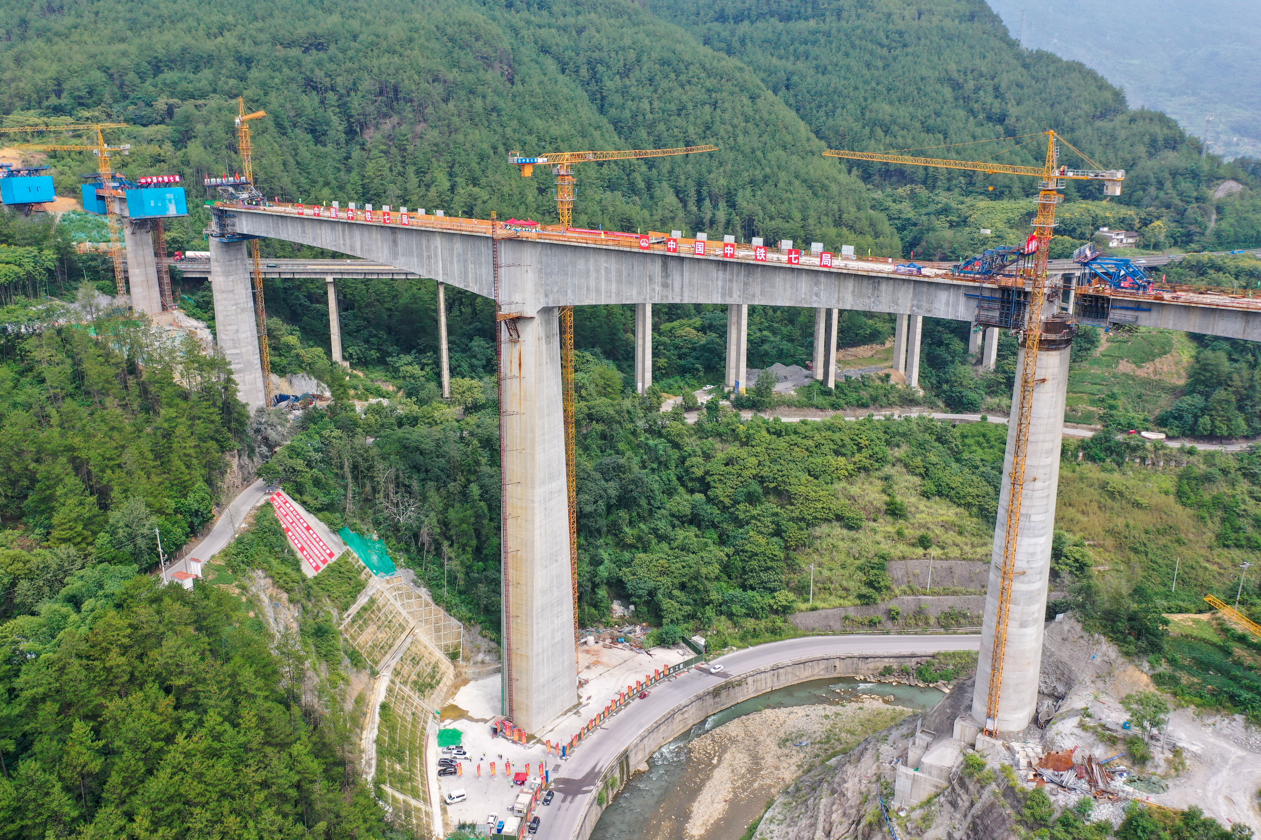 国内在建跨度最大T构高铁桥梁合龙