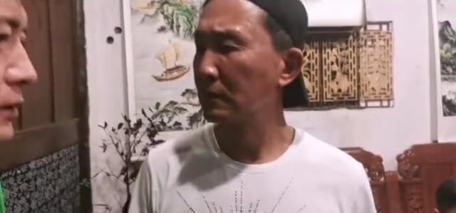 李达康|＂李达康＂吴刚与友聚会，坐c位被尊称刚爷！遭人怼脸拍疑不开心