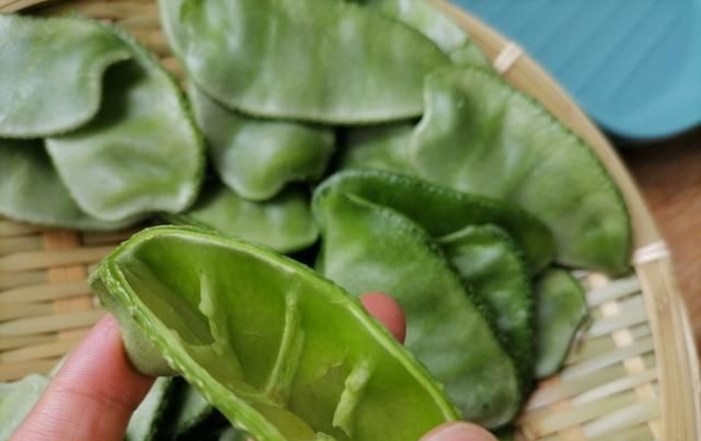  韭菜|扁豆这样吃太美味了，搭配韭菜和豆腐，炸一盘香喷喷的扁豆盒子