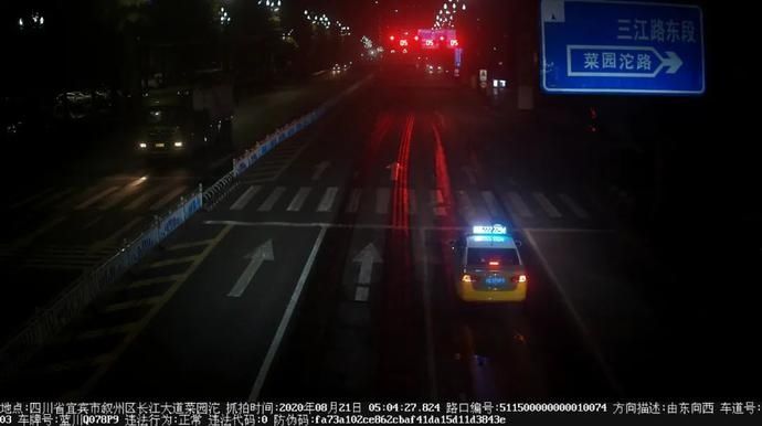 驾驶员|凌晨,宜宾的哥在长江桥变道、超速、闯红灯!大家为何纷纷点赞?