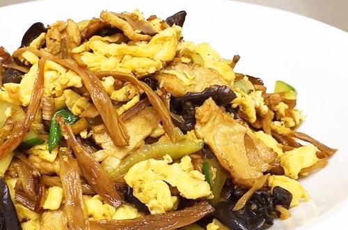 煸炒|家常木须肉,肉片最好直接入锅煸炒,这样味道和口感才更加合适